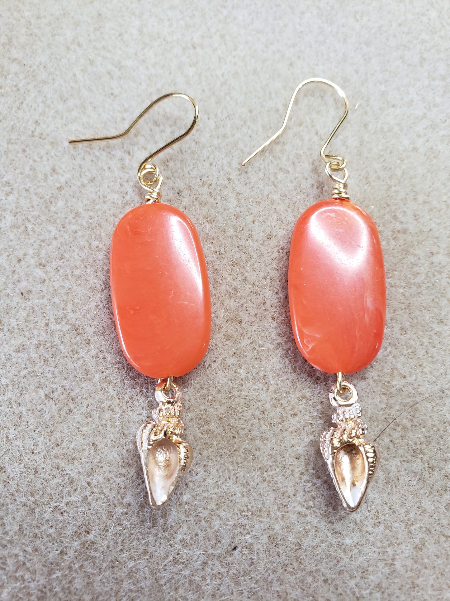 By the sea series - Elongated stone earring with Golden sea shell