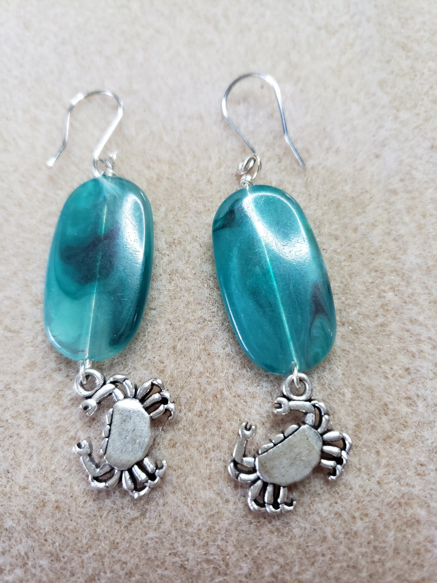 By the sea series - Elongated stone earring with silver crab charm