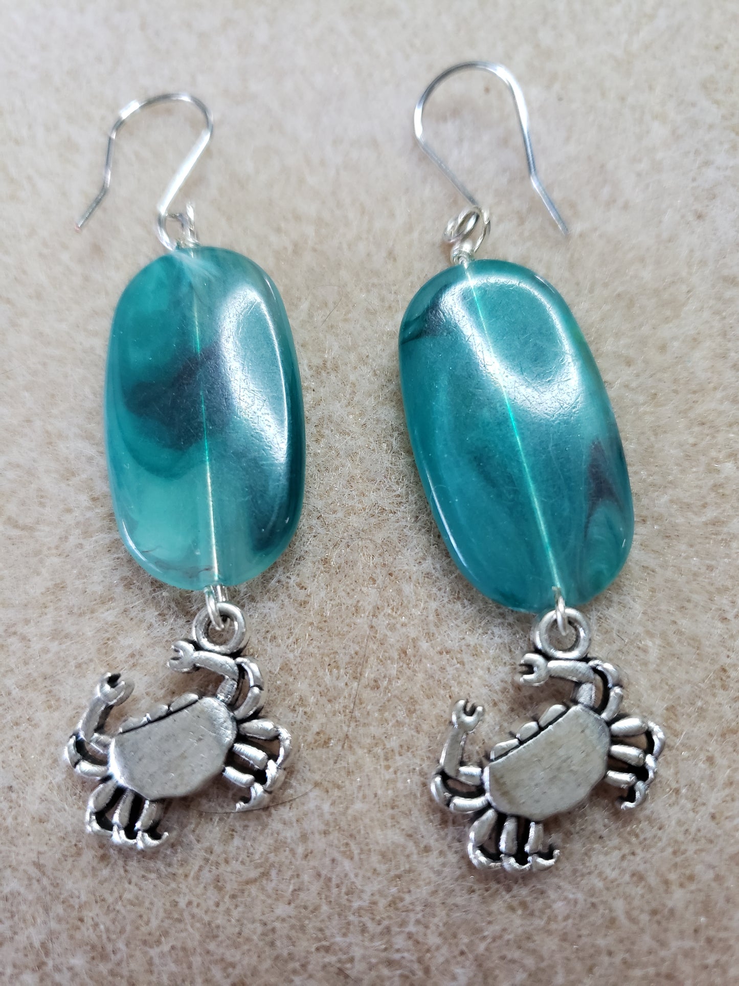 By the sea series - Elongated stone earring with silver crab charm