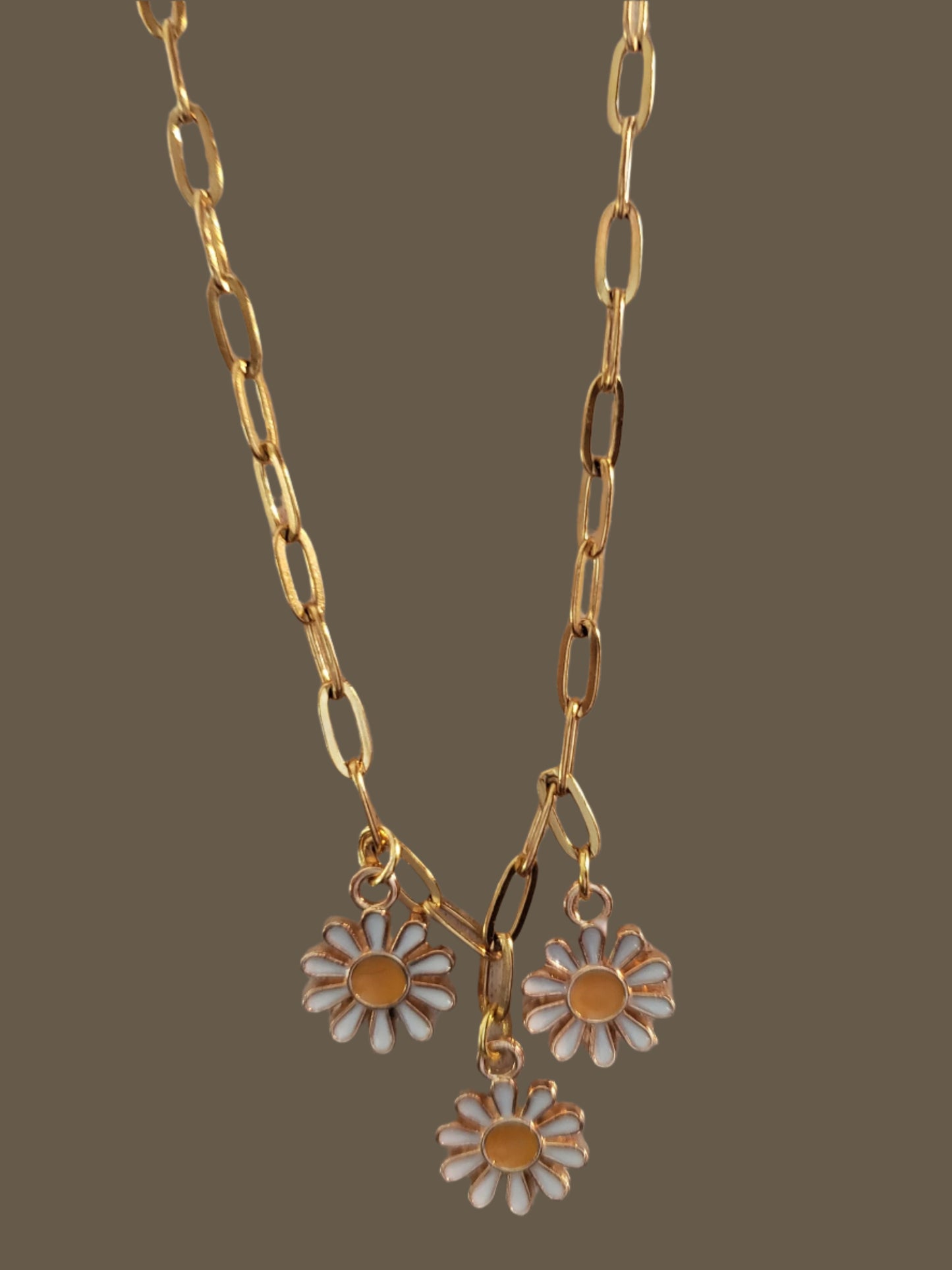 Golden daisy's with modern gold chain