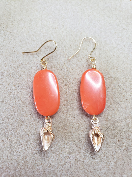 By the sea series - Elongated stone earring with Golden sea shell